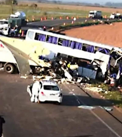 Accidente entre un colectivo y un camión en la Ruta 3.