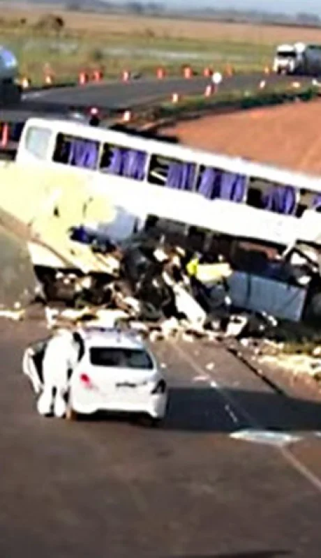Accidente entre un colectivo y un camión en la Ruta 3.