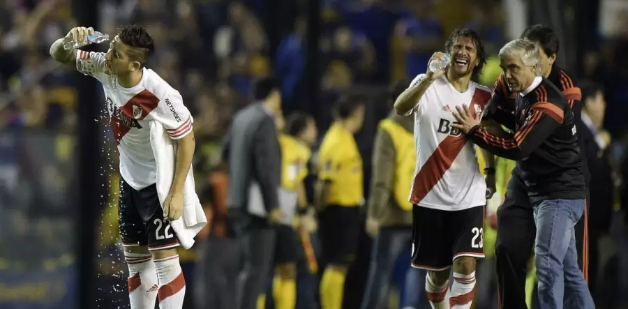 Los jugadores de River sufriendo el gas pimienta