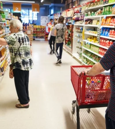 La canasta básica subió 0,9%: una familia necesitó $1,1 millones para no ser pobre