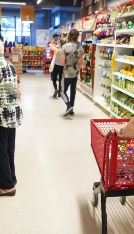 La canasta básica subió 0,9%: una familia necesitó $1,1 millones para no ser pobre