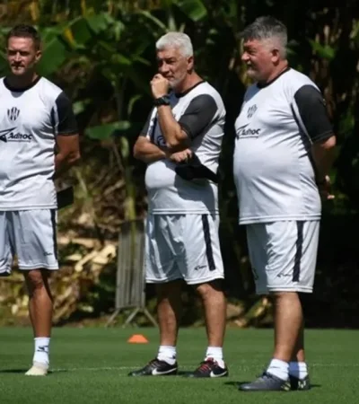 Walter De Felippe es el que se encuentra a la derecha