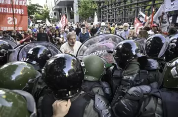 Marcha de jubilados frente al Congreso: tensión, golpes y dos detenidos