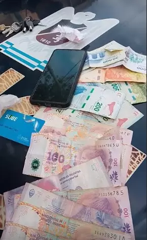 Dinero y pertenencias del detenido.