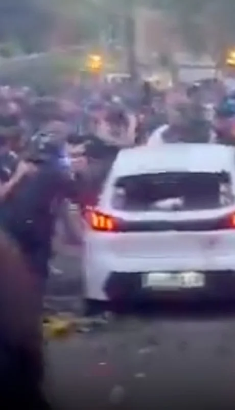 El vehículo atropelló a  varias personas