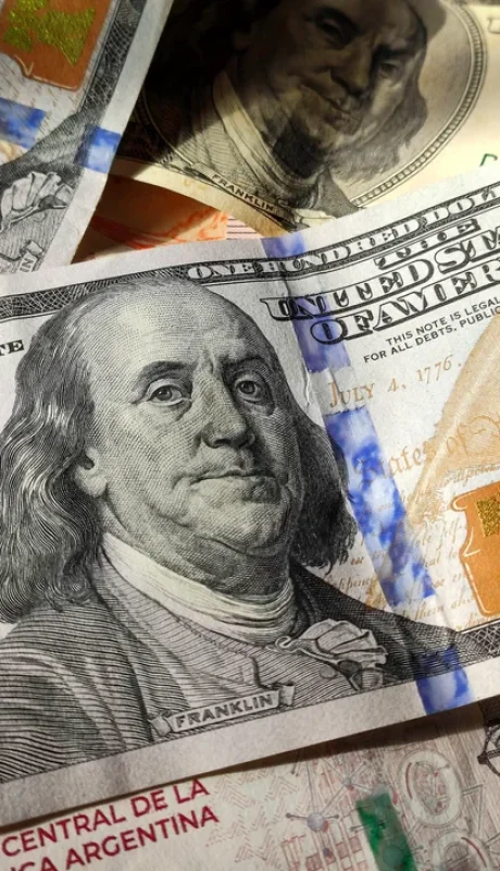 La 'trampa' de feriados en noviembre que podría disparar la volatilidad del dólar CCL