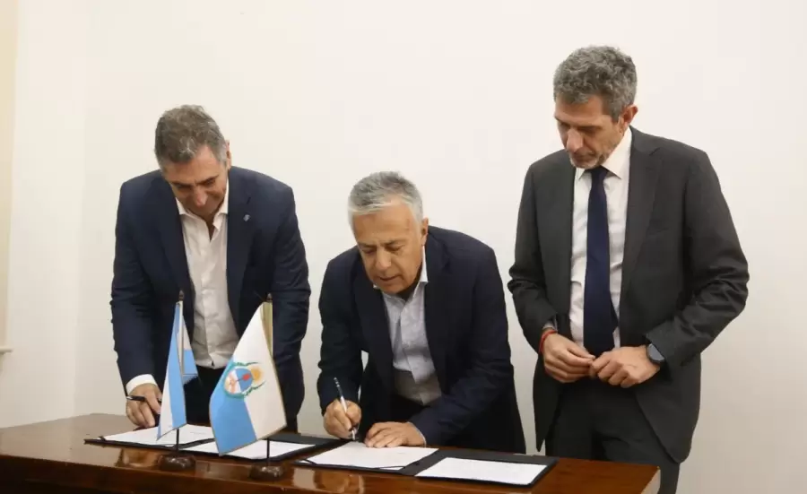 El gobernador Alfredo Cornejo firmó un convenio para que Mendoza se haga cargo de obras de