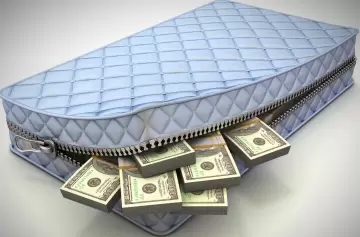 El plan "dólares del colchón" no despega: caen depósitos y apuran ley "blindaje"