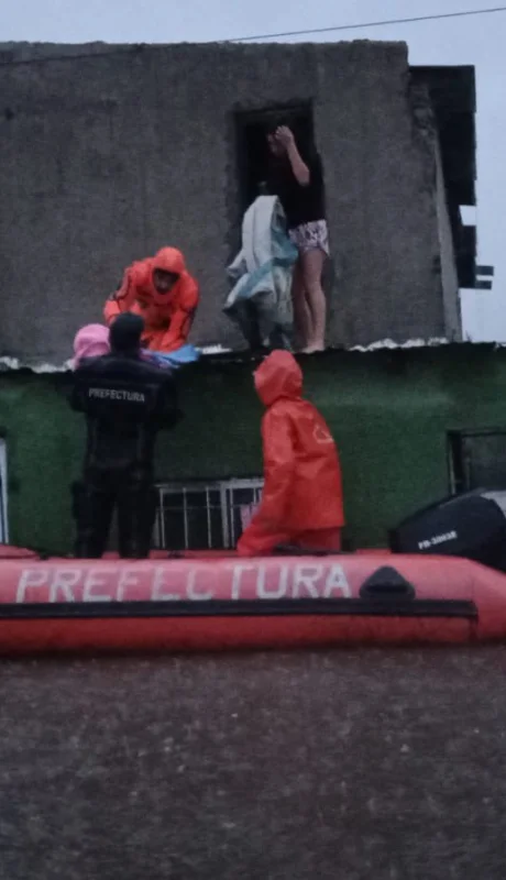 Prefectura presta asistencia a los afectados por las inundaciones