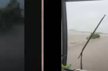 Inundaciones en AMBA: 2 micros varados en la Ruta 9, en uno viajan 37 niños de primaria