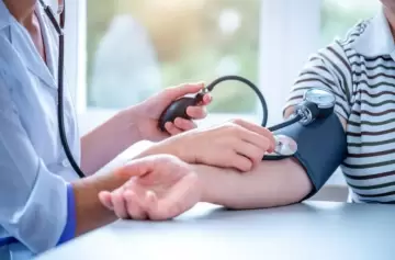 Más pantallas, menos movimiento: crece la hipertensión en chicos y adolescentes