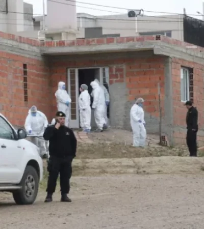 El terrible hecho se produjo en este domicilio de Caleta Olivia, Santa Cruz. (Imagen: gentileza La Opinión austral)