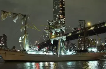 Dos muertos al chocar un barco en el puerto de Nueva York