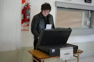 Elecciones CABA 2025: un fiscal le negó el saludo a Javier Milei cuando fue a votar