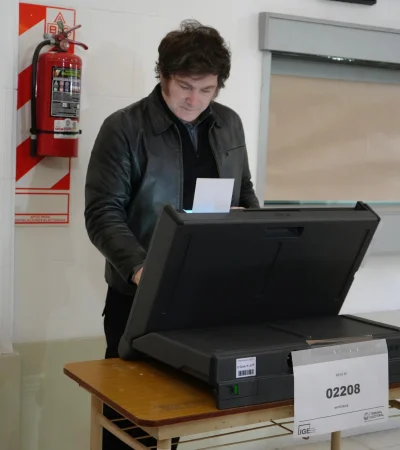El presidente Javier Milei emitió su voto este domingo en la Universidad Tecnológica de Almagro. Fuente: Gobierno