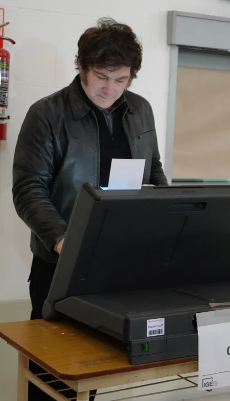 El presidente Javier Milei emitió su voto este domingo en la Universidad Tecnológica de Almagro. Fuente: Gobierno