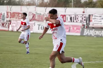 Con corazón y fútbol: Huracán Las Heras venció al líder en un duelo clave