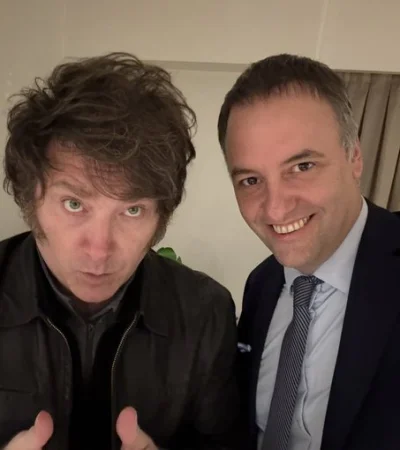 Manuelo Adorni en el búnker de La Libertad Avanza junto con el presidente Javier Milei/ Fuente: X de Manuel Adorni