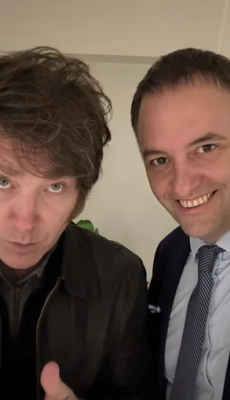 Manuelo Adorni en el búnker de La Libertad Avanza junto con el presidente Javier Milei/ Fuente: X de Manuel Adorni