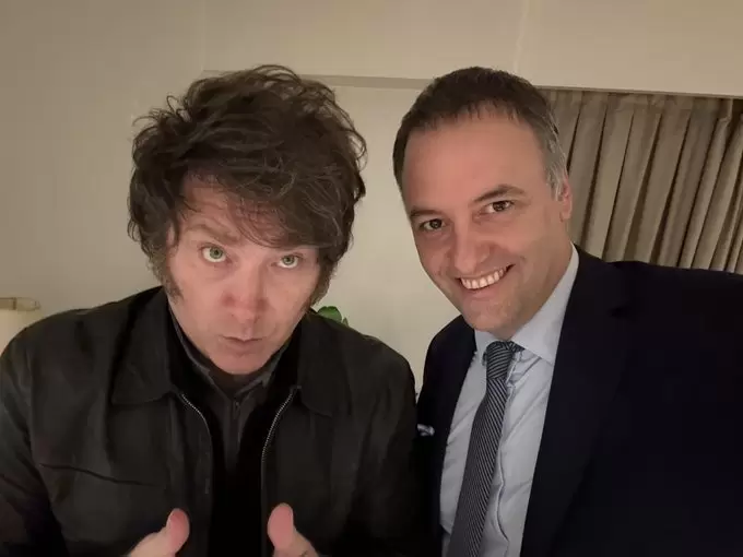 Manuelo Adorni en el búnker de La Libertad Avanza junto con el presidente Javier Milei/ Fuente: X de Manuel Adorni