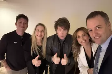 Milei celebró el triunfo de Adorni en CABA: "Se pintó de violeta el bastión amarillo"