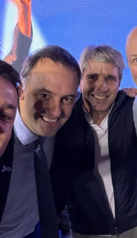 EL ministro de Defensa Luis Petri en el búnker de La Libertad Avanza tras el triunfo de Manuel Adorni/ Foto: Prensa Luis Petri