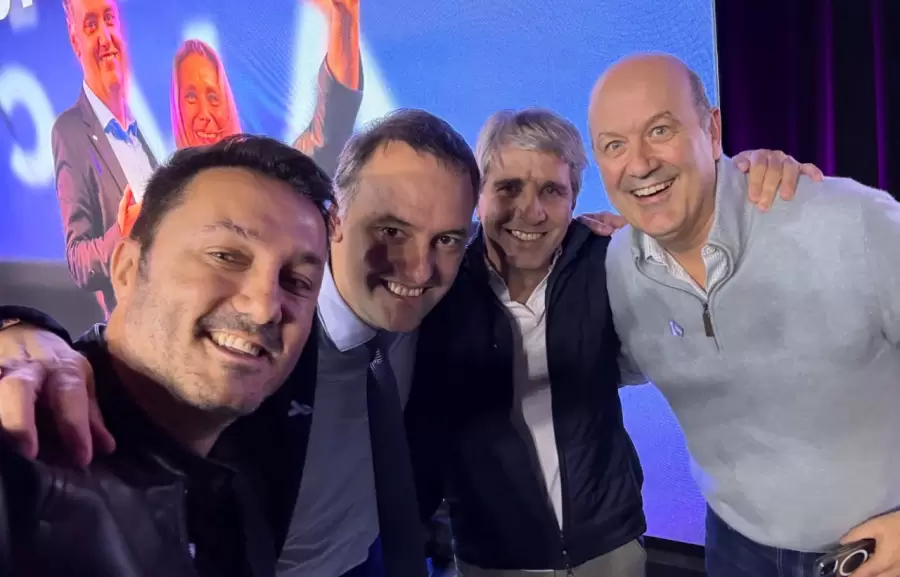 EL ministro de Defensa Luis Petri en el búnker de La Libertad Avanza tras el triunfo de Manuel Adorni/ Foto: Prensa Luis Petri