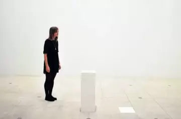 Venden una escultura invisible por 18.000 dólares