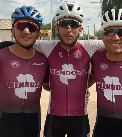 Parte de la delegación borravino