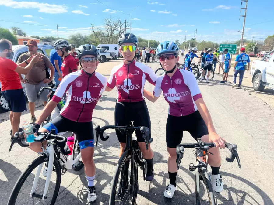Leonela Previdey con sus compañeras de equipo.