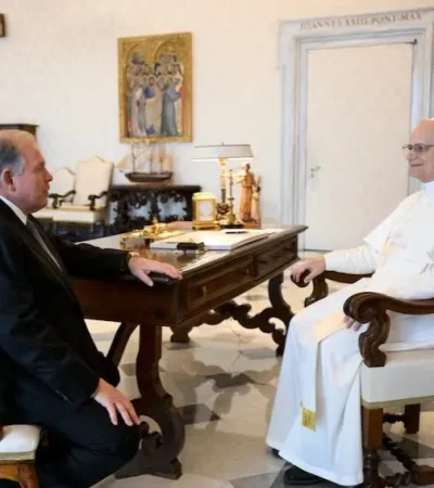 El jefe diplomático argentino tuvo una distendida charla con el pontífice donde dialogaron sobre la realidad social y económica de Argentina.