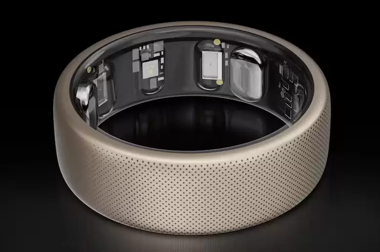 El Amazfit Helio Ring es un anillo equipado con sensores en su interior, similar al Oura, capaz de monitorear la actividad física.