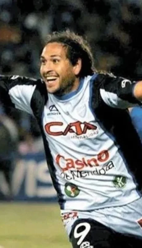 Daniel Tanque Giménez marcó dos goles ante Nueva Chicago y se convirtió en uno de los máximos ídolos de Godoy Cruz. Fuente: Foto Archivo