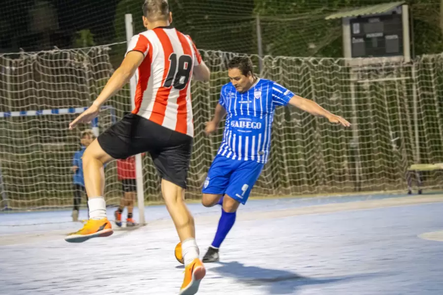 Tanque Giménez, ídolo tombino juega futsal en Godoy Cruz/