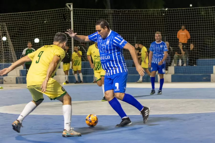 Tanque Giménez, ídolo tombino juega futsal en Godoy Cruz/