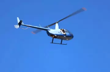 Bendición desde el cielo lujanino: un cura voló en helicóptero y sorprendió a los fieles