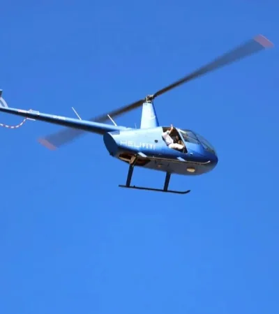 Bendición desde el cielo lujanino: un cura voló en helicóptero y sorprendió a los fieles