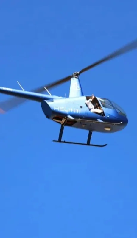 Bendición desde el cielo lujanino: un cura voló en helicóptero y sorprendió a los fieles