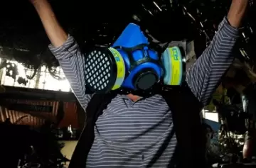 La increíble historia de un escultor que salía por la calle como El Eternauta