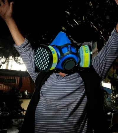 El escultor Carlos Regazzoni con una máscara como la que llevaba puesta por las calles de Buenos Aires./