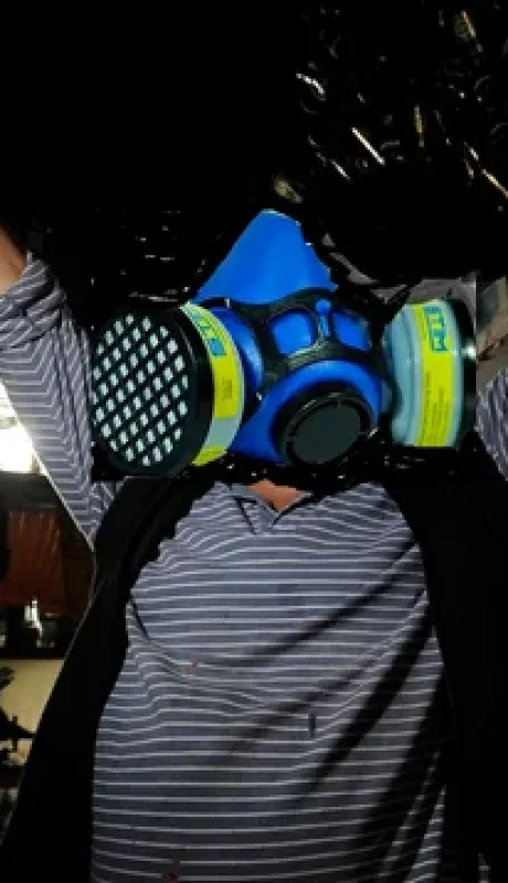 El escultor Carlos Regazzoni con una máscara como la que llevaba puesta por las calles de Buenos Aires./