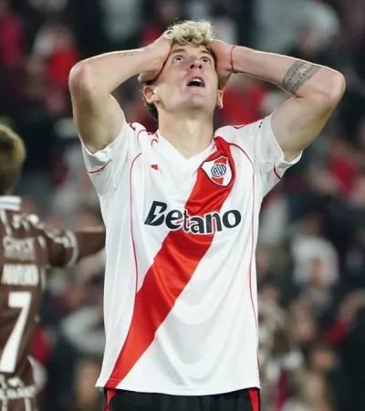 El lamento de Colidio ante una chance errada.