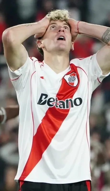 El lamento de Colidio ante una chance errada.