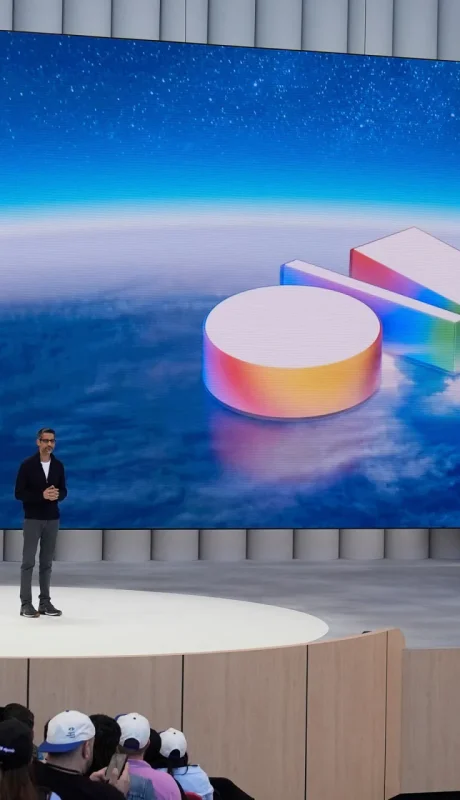 Sundar Pichai, CEO de Google, exponiendo en el evento Google I/O 2025.