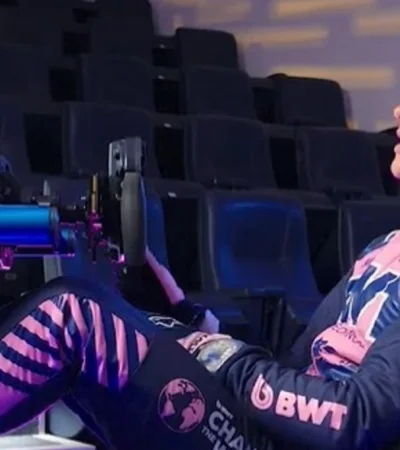 Franco Colapinto en el simulador mostrando el circuito de Mónaco.