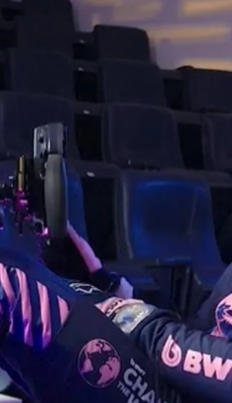 Franco Colapinto en el simulador mostrando el circuito de Mónaco.