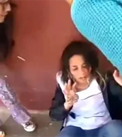Madres atacaron a una maestra