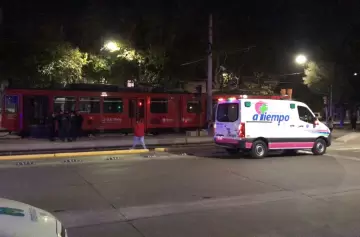 Descarriló el Metrotranvía en Ciudad: choque, caos vehicular y dos heridos leves