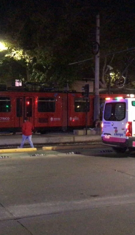 Descarriló el Metrotranvía en Ciudad: choque, caos vehicular y dos heridos leves