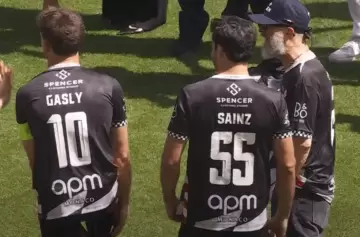 Pierre Gasly capitán, Carlos Sainz figura: los pilotos se pusieron los cortos en Mónaco